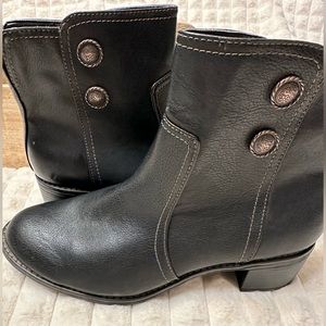 Softspots black booties size 9.5